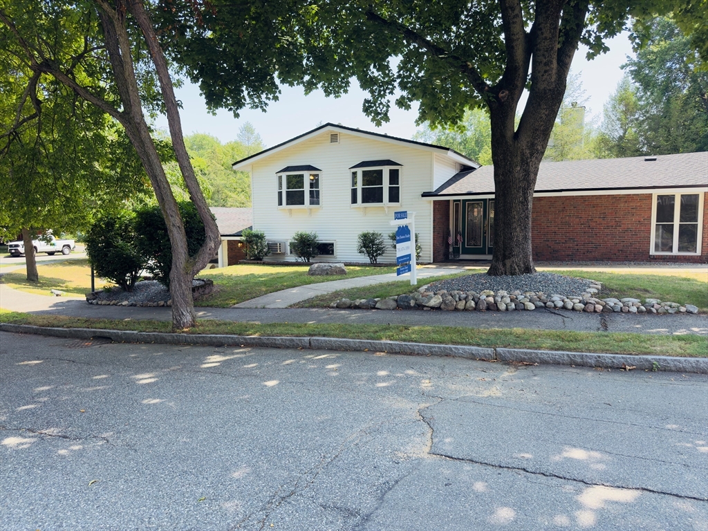 10 King Street, Wakefield, Massachusetts, 6 Bedrooms Bedrooms, 12 Rooms Rooms,3 BathroomsBathrooms,Residential Income,For Sale,King Street,73402841