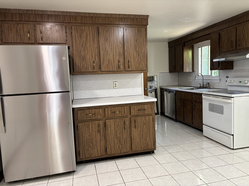 363 Linwood Avenue, Newton, Massachusetts, 3 Bedrooms Bedrooms, 5 Rooms Rooms,1 BathroomBathrooms,Residential Lease,For Rent,Linwood Avenue,73397018