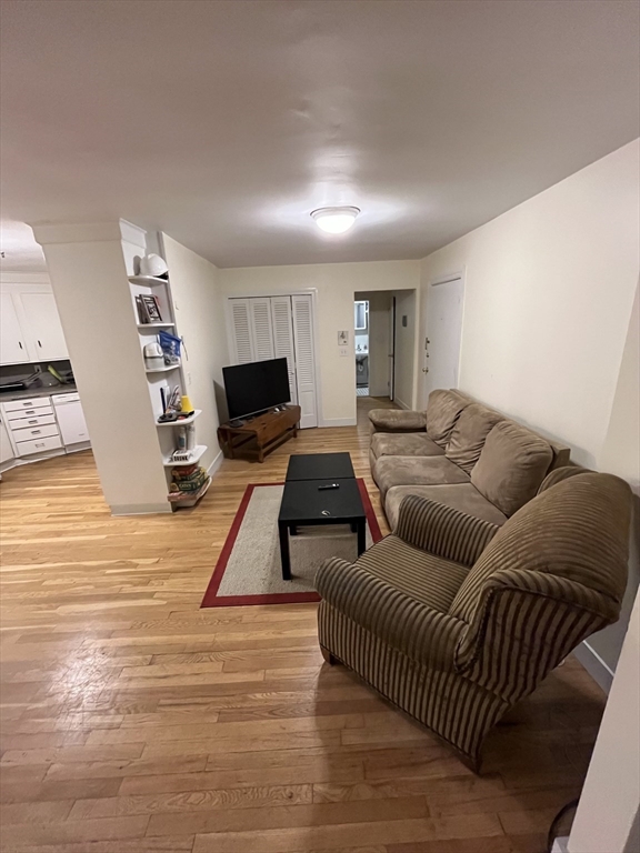 290 Commonwealth Ave, Boston, Massachusetts, 3 Bedrooms Bedrooms, 5 Rooms Rooms,1 BathroomBathrooms,Residential Lease,For Rent,Commonwealth Ave,73389364