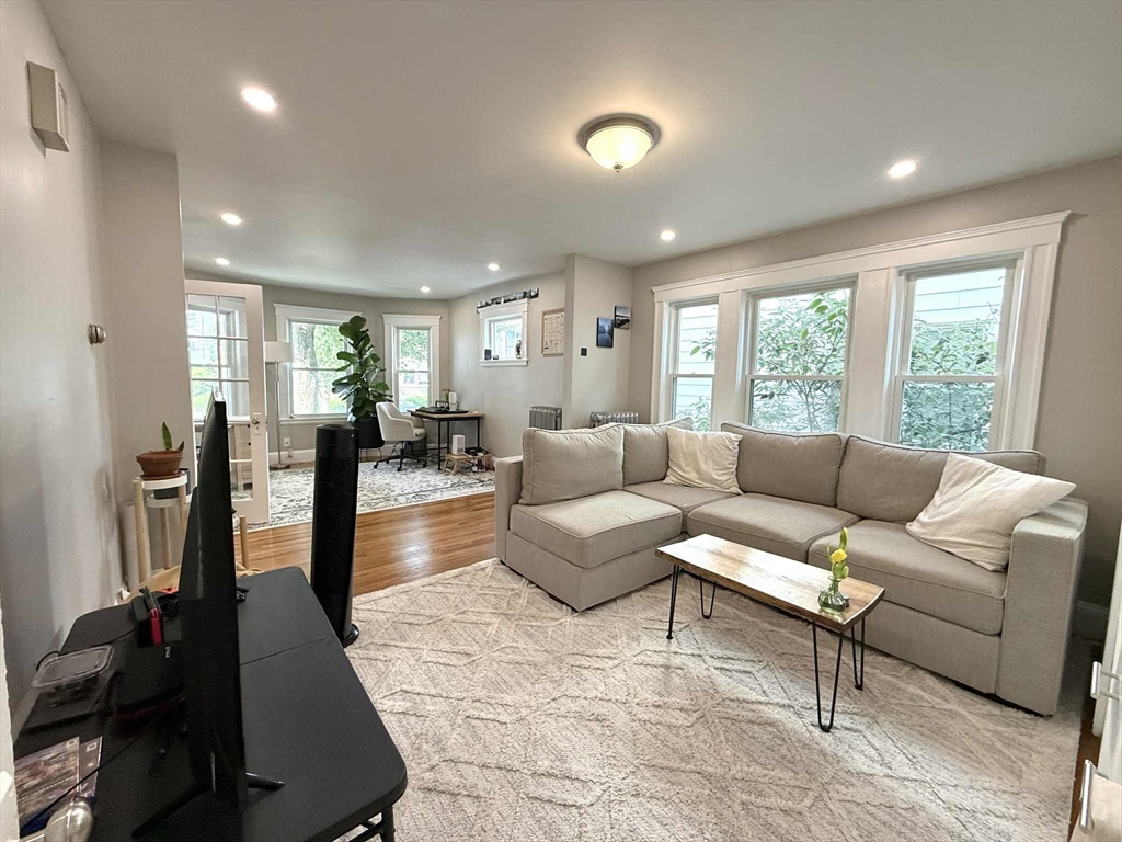 20 Metcalf St., Medford, Massachusetts, 2 Bedrooms Bedrooms, 5 Rooms Rooms,1 BathroomBathrooms,Residential Lease,For Rent,Metcalf St.,73414685