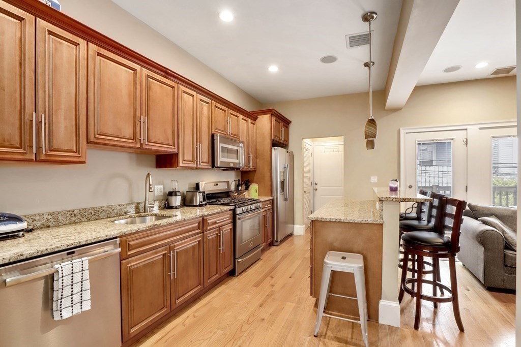 423 E 5th, Boston, Massachusetts, 2 Bedrooms Bedrooms, 4 Rooms Rooms,1 BathroomBathrooms,Residential Lease,For Rent,E 5th,73410120