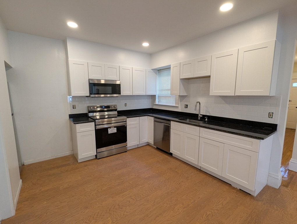 14 Market St, Cambridge, Massachusetts, 2 Bedrooms Bedrooms, 4 Rooms Rooms,1 BathroomBathrooms,Residential Lease,For Rent,Market St,73407119