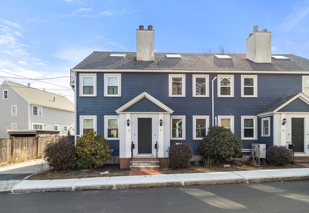 5-13 Lime St, Newburyport, Massachusetts, 2 Bedrooms Bedrooms, 4 Rooms Rooms,1.5 BathroomsBathrooms,Residential,For Sale,Lime St,73345353