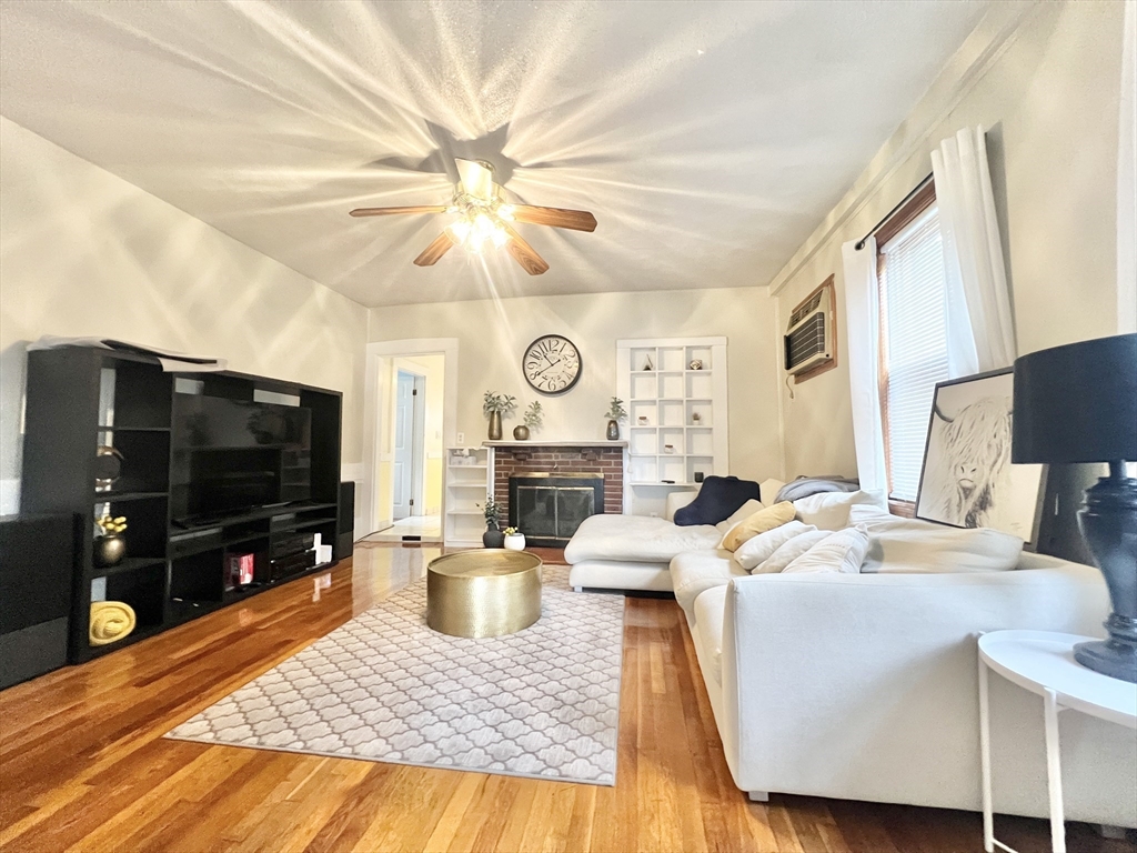 34 Pleasant Street, Medford, Massachusetts, 2 Bedrooms Bedrooms, 6 Rooms Rooms,1 BathroomBathrooms,Residential Lease,For Rent,Pleasant Street,73406472