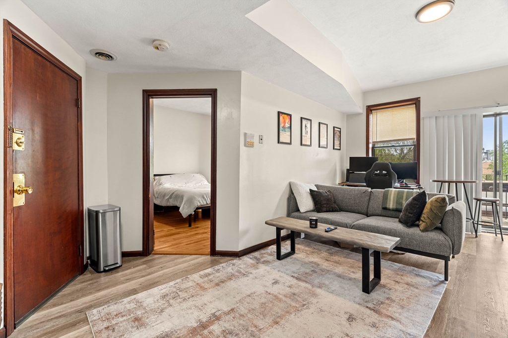 141 Emerson St, Boston, Massachusetts, 1 Bedroom Bedrooms, 3 Rooms Rooms,1 BathroomBathrooms,Residential Lease,For Rent,Emerson St,73395714