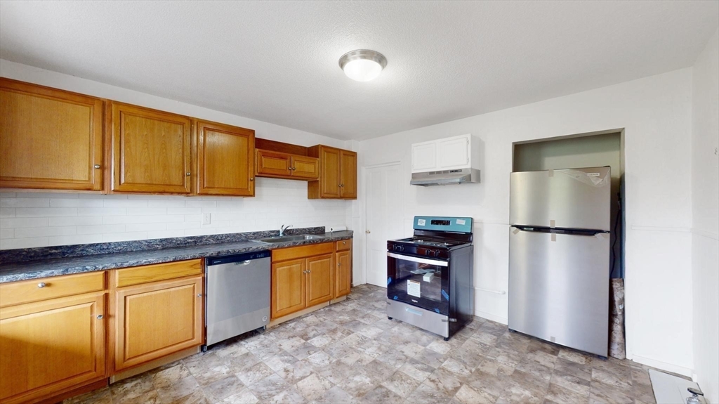 277 Foster, Lowell, Massachusetts, 3 Bedrooms Bedrooms, 6 Rooms Rooms,1 BathroomBathrooms,Residential Lease,For Rent,Foster,73412741