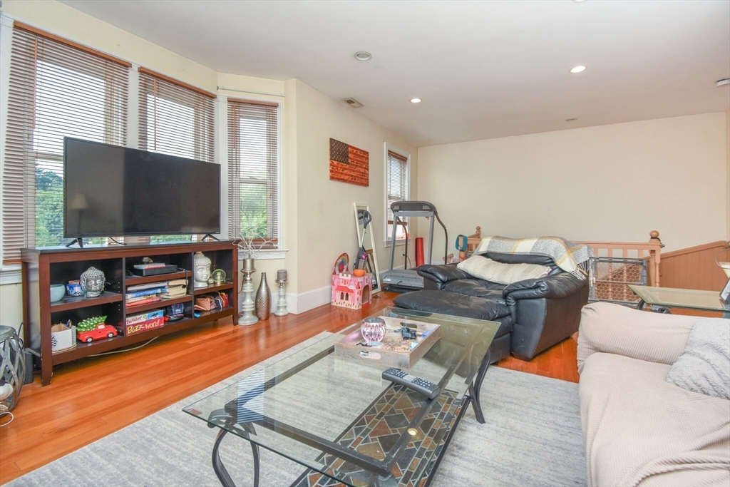 431 Faneuil, Boston, Massachusetts, 3 Bedrooms Bedrooms, 5 Rooms Rooms,1 BathroomBathrooms,Residential Lease,For Rent,Faneuil,73376580