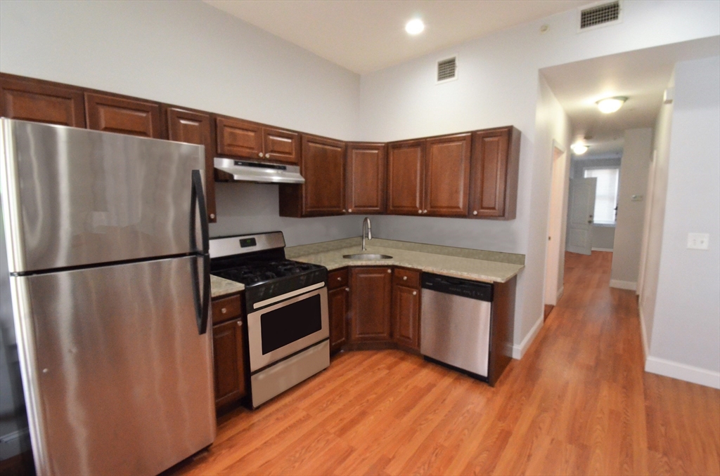 194 Marion St, Boston, Massachusetts, 2 Bedrooms Bedrooms, 5 Rooms Rooms,1 BathroomBathrooms,Residential Lease,For Rent,Marion St,73395635