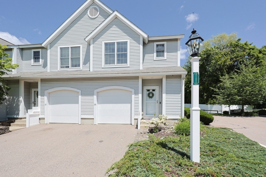 140 Commonwealth Ave, North Attleboro, Massachusetts, 2 Bedrooms Bedrooms, 4 Rooms Rooms,2.5 BathroomsBathrooms,Residential,For Sale,Commonwealth Ave,73385310