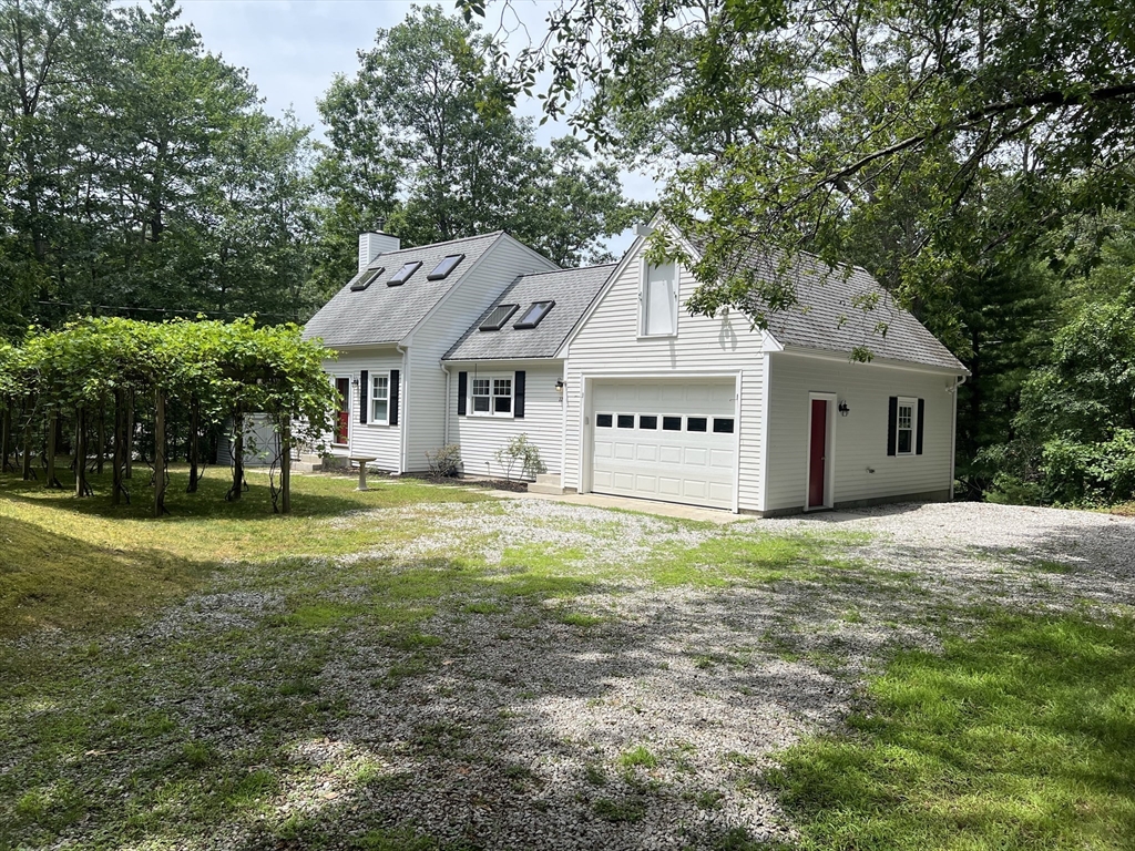 22 Warren Ln, Weston, Massachusetts, 2 Bedrooms Bedrooms, 8 Rooms Rooms,2.5 BathroomsBathrooms,Residential Lease,For Rent,Warren Ln,73421976