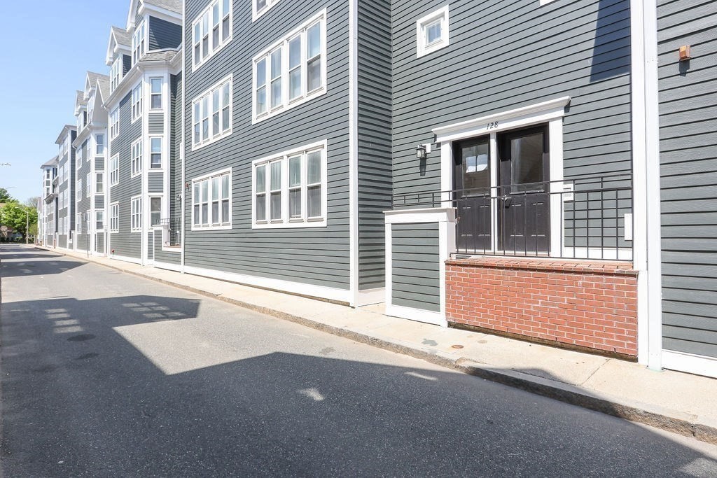 128 Tudor St, Boston, Massachusetts, 2 Bedrooms Bedrooms, 4 Rooms Rooms,1 BathroomBathrooms,Residential Lease,For Rent,Tudor St,73397418