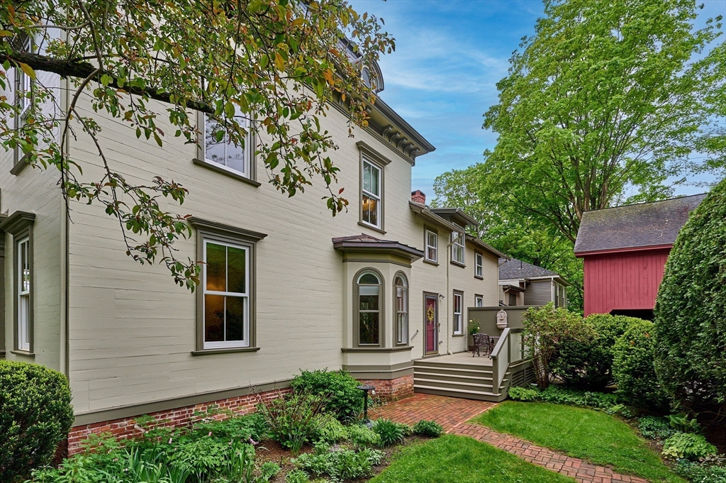 11 North Main Street, Williamsburg, Massachusetts, 2 Bedrooms Bedrooms, 6 Rooms Rooms,2.5 BathroomsBathrooms,Residential,For Sale,North Main Street,73382455