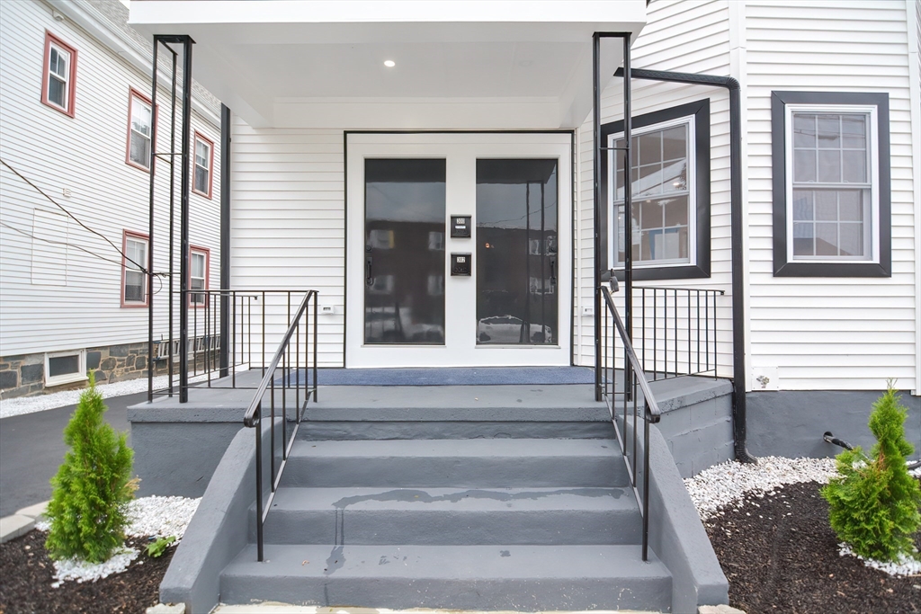 300-302 Main St, Medford, Massachusetts, 3 Bedrooms Bedrooms, 6 Rooms Rooms,2.5 BathroomsBathrooms,Residential Lease,For Rent,Main St,73405200