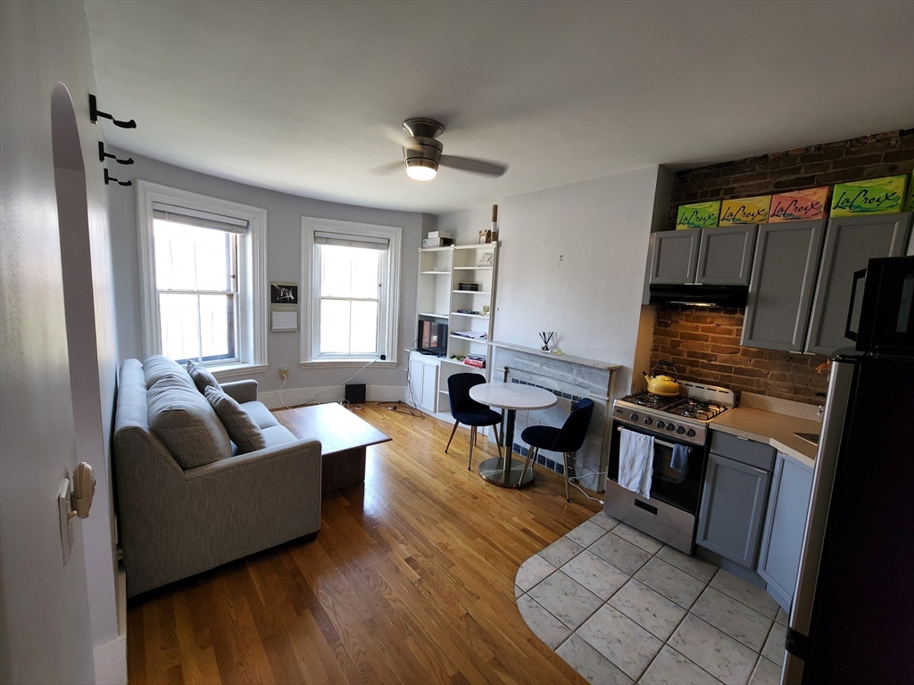 154 W Concord St, Boston, Massachusetts, 1 Bedroom Bedrooms, 3 Rooms Rooms,1 BathroomBathrooms,Residential Lease,For Rent,W Concord St,73423480