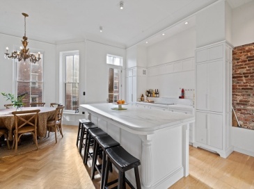 15 Regent Circle, Brookline, Massachusetts, 5 Bedrooms Bedrooms, 7 Rooms Rooms,3.5 BathroomsBathrooms,Residential Lease,For Rent,Regent Circle,73407008