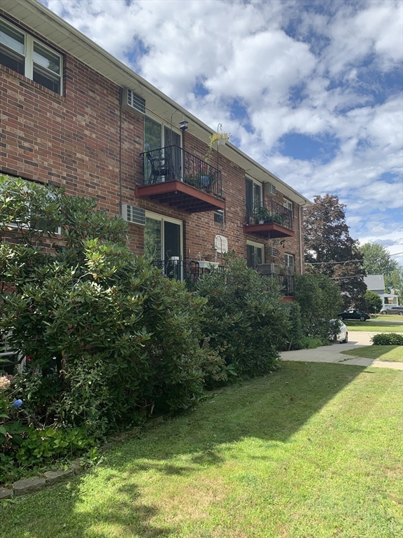 70 Madison St, Amesbury, Massachusetts, 2 Bedrooms Bedrooms, 4 Rooms Rooms,1 BathroomBathrooms,Residential Lease,For Rent,Madison St,73423658