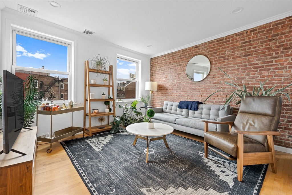 464 Hanover Street, Boston, Massachusetts, 1 Bedroom Bedrooms, 3 Rooms Rooms,1 BathroomBathrooms,Residential Lease,For Rent,Hanover Street,73414329