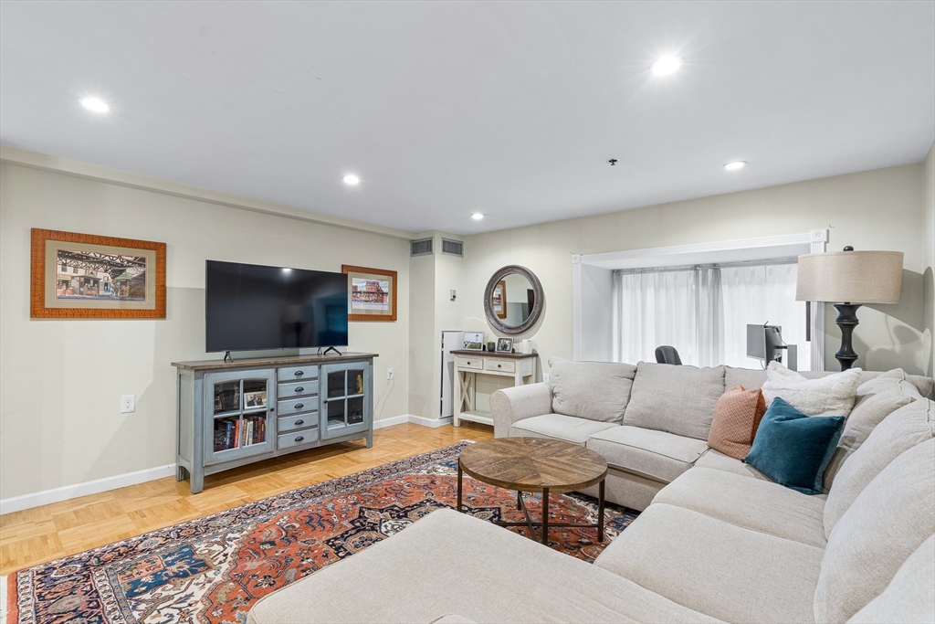 357 Commercial St, Boston, Massachusetts, 1 Bedroom Bedrooms, 4 Rooms Rooms,1 BathroomBathrooms,Residential Lease,For Rent,Commercial St,73403716