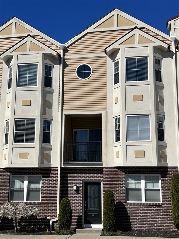 2 N Main St, Mansfield, Massachusetts, 2 Bedrooms Bedrooms, 5 Rooms Rooms,2.5 BathroomsBathrooms,Residential Lease,For Rent,N Main St,73400855