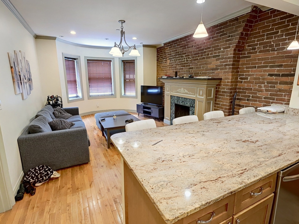 531 Newbury Street, Boston, Massachusetts, 3 Bedrooms Bedrooms, 4 Rooms Rooms,1 BathroomBathrooms,Residential Lease,For Rent,Newbury Street,73348647