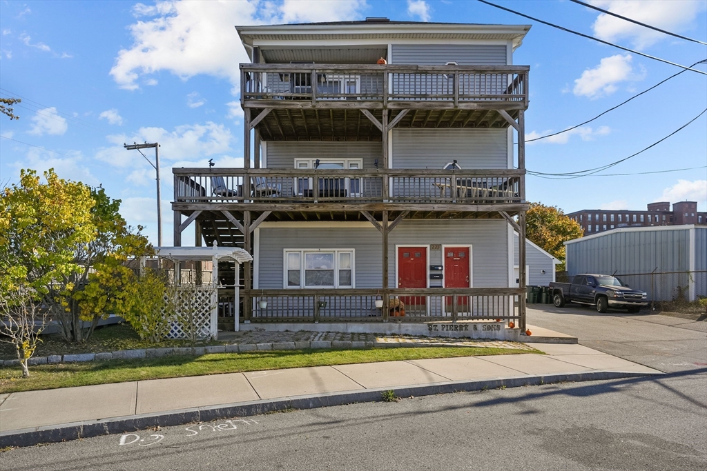223 Remington Ave, Fall River, Massachusetts, 8 Bedrooms Bedrooms, 14 Rooms Rooms,3 BathroomsBathrooms,Residential Income,For Sale,Remington Ave,73424345