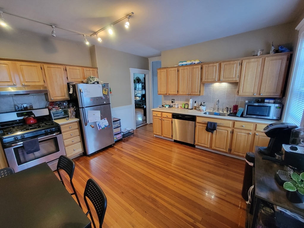 132 W 8th St, Boston, Massachusetts, 2 Bedrooms Bedrooms, 6 Rooms Rooms,2 BathroomsBathrooms,Residential Lease,For Rent,W 8th St,73425116