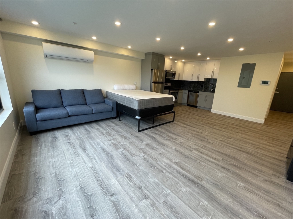 1028 Commonwealth Ave, Boston, Massachusetts, 1 Room Rooms,1 BathroomBathrooms,Residential Lease,For Rent,Commonwealth Ave,73398909