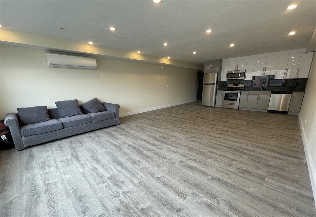 1028 Commonwealth Ave, Boston, Massachusetts, 1 Room Rooms,1 BathroomBathrooms,Residential Lease,For Rent,Commonwealth Ave,73423531