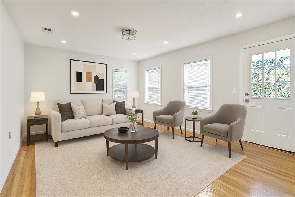 83 Putnam St, Watertown, Massachusetts, 3 Bedrooms Bedrooms, 7 Rooms Rooms,2 BathroomsBathrooms,Residential Lease,For Rent,Putnam St,73425600