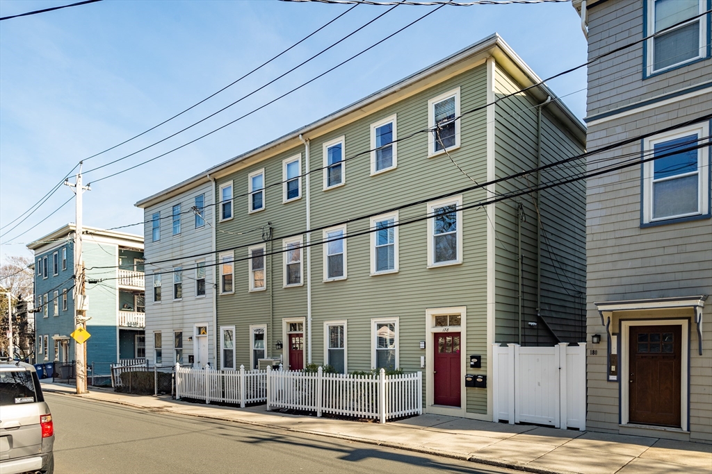 178 Chestnut Ave, Boston, Massachusetts, 1 Bedroom Bedrooms, 3 Rooms Rooms,1 BathroomBathrooms,Residential Lease,For Rent,Chestnut Ave,73425720