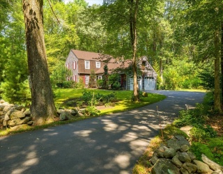 131 Kelly Rd, Northbridge, Massachusetts, 4 Bedrooms Bedrooms, 8 Rooms Rooms,2 BathroomsBathrooms,Residential,For Sale,Kelly Rd,73417222