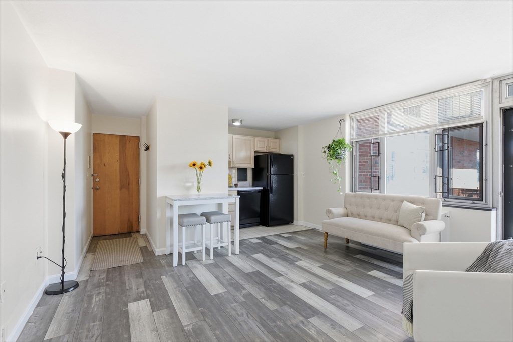 125 Trapelo Road, Belmont, Massachusetts, 1 Bedroom Bedrooms, 3 Rooms Rooms,1 BathroomBathrooms,Residential,For Sale,Trapelo Road,73426328