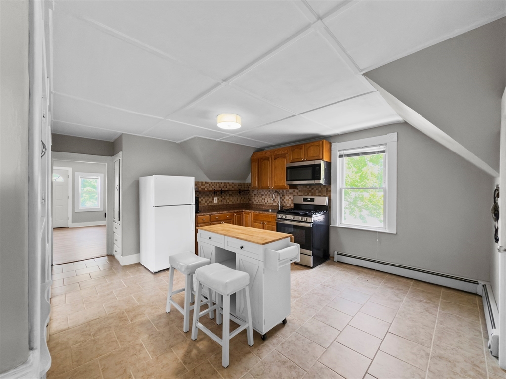 1 Lindner Ct, Lawrence, Massachusetts, 2 Bedrooms Bedrooms, 5 Rooms Rooms,1 BathroomBathrooms,Residential Lease,For Rent,Lindner Ct,73426473