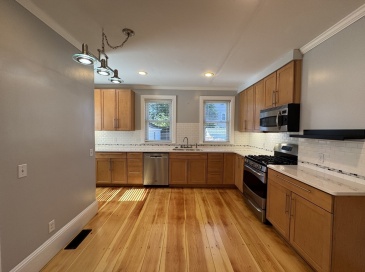 8 Elmwood, Amesbury, Massachusetts, 4 Bedrooms Bedrooms, 6 Rooms Rooms,1.5 BathroomsBathrooms,Residential Lease,For Rent,Elmwood,73426998