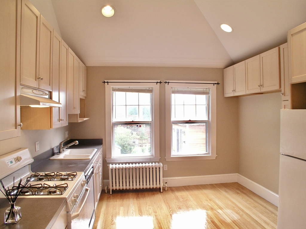 24 Montgomery, Cambridge, Massachusetts, 3 Bedrooms Bedrooms, 6 Rooms Rooms,2 BathroomsBathrooms,Residential Lease,For Rent,Montgomery,73427164