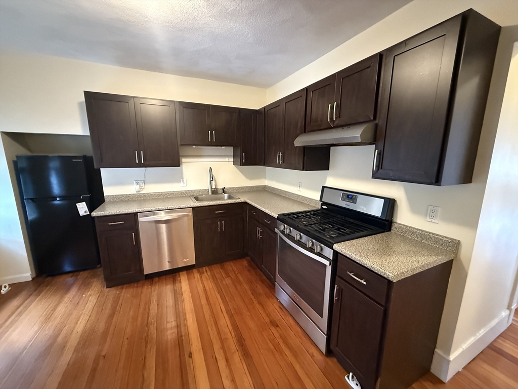 282 Belmont, Watertown, Massachusetts, 2 Bedrooms Bedrooms, 4 Rooms Rooms,1 BathroomBathrooms,Residential Lease,For Rent,Belmont,73421159