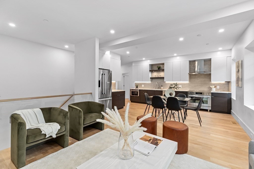 65 Pleasant Street, Brookline, Massachusetts, 3 Bedrooms Bedrooms, 6 Rooms Rooms,3.5 BathroomsBathrooms,Residential Lease,For Rent,Pleasant Street,73377784