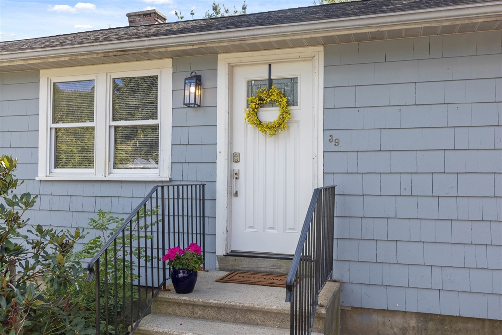 39 Neillian Way, Bedford, Massachusetts, 3 Bedrooms Bedrooms, 7 Rooms Rooms,1 BathroomBathrooms,Residential Lease,For Rent,Neillian Way,73427851