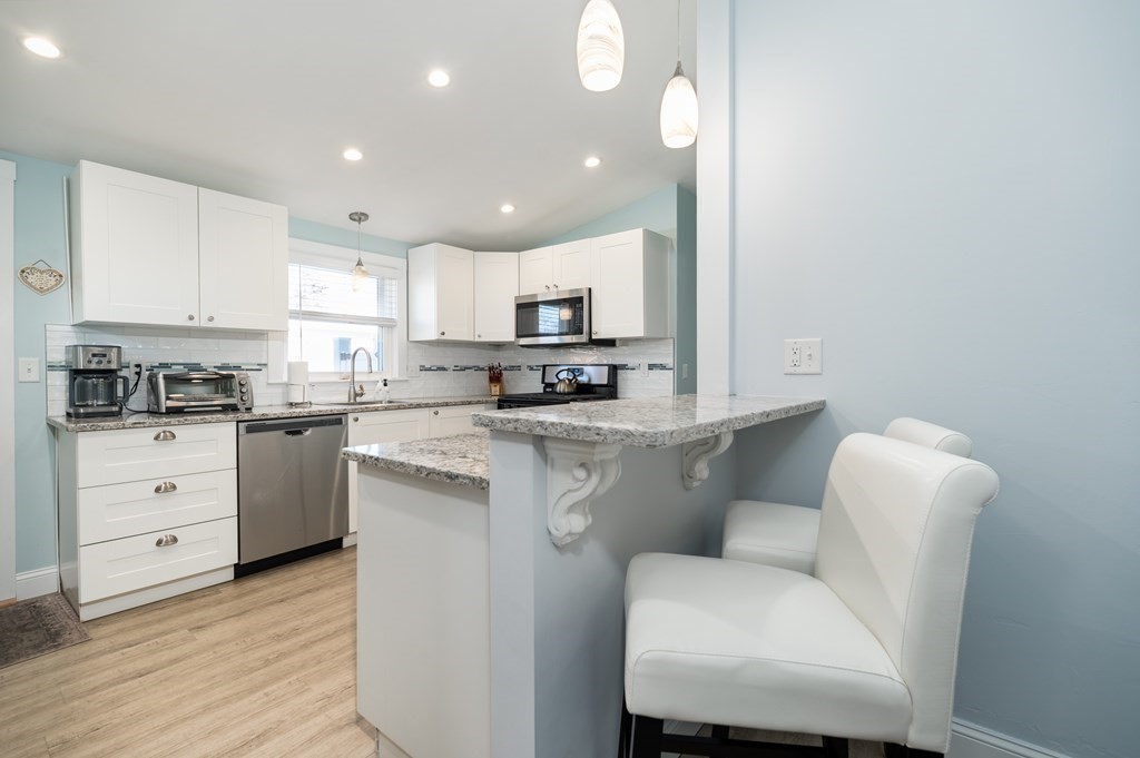 6 Cabo Dr, Gloucester, Massachusetts, 2 Bedrooms Bedrooms, 5 Rooms Rooms,1 BathroomBathrooms,Residential Lease,For Rent,Cabo Dr,73428238