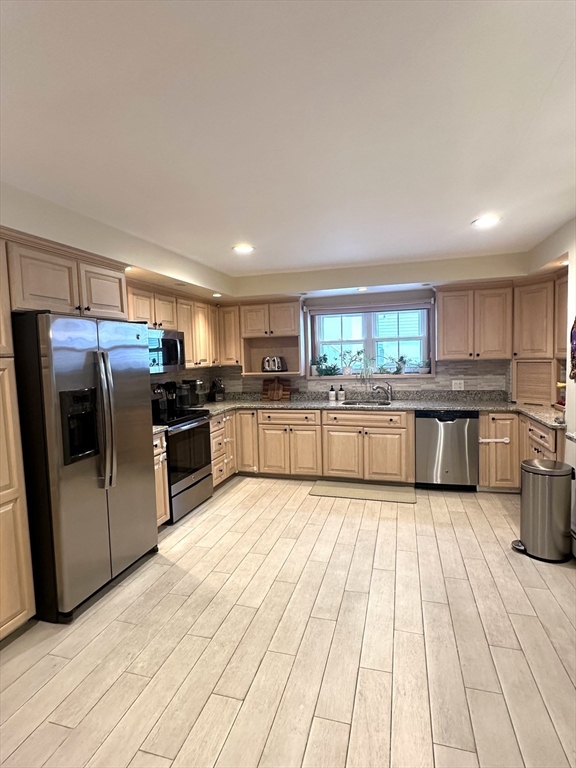 219 Leyden Street, Boston, Massachusetts, 3 Bedrooms Bedrooms, 7 Rooms Rooms,2 BathroomsBathrooms,Residential Lease,For Rent,Leyden Street,73379656