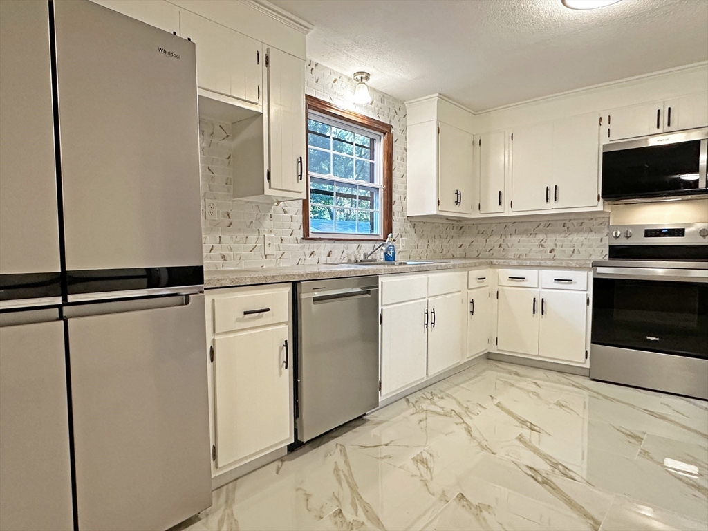 37 New Haven St, Boston, Massachusetts, 3 Bedrooms Bedrooms, 7 Rooms Rooms,1.5 BathroomsBathrooms,Residential Lease,For Rent,New Haven St,73421427