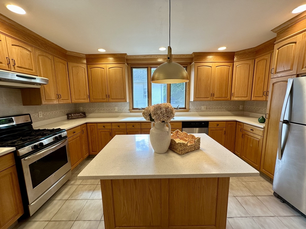 31 Sears Ave, Melrose, Massachusetts, 2 Bedrooms Bedrooms, 5 Rooms Rooms,1 BathroomBathrooms,Residential Lease,For Rent,Sears Ave,73421051