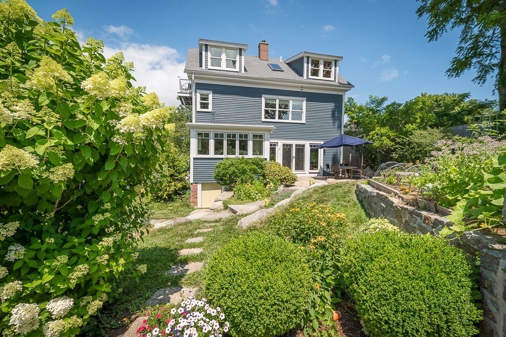 1113 Washington Street, Gloucester, Massachusetts, 3 Bedrooms Bedrooms, 10 Rooms Rooms,3.5 BathroomsBathrooms,Residential,For Sale,Washington Street,73407729