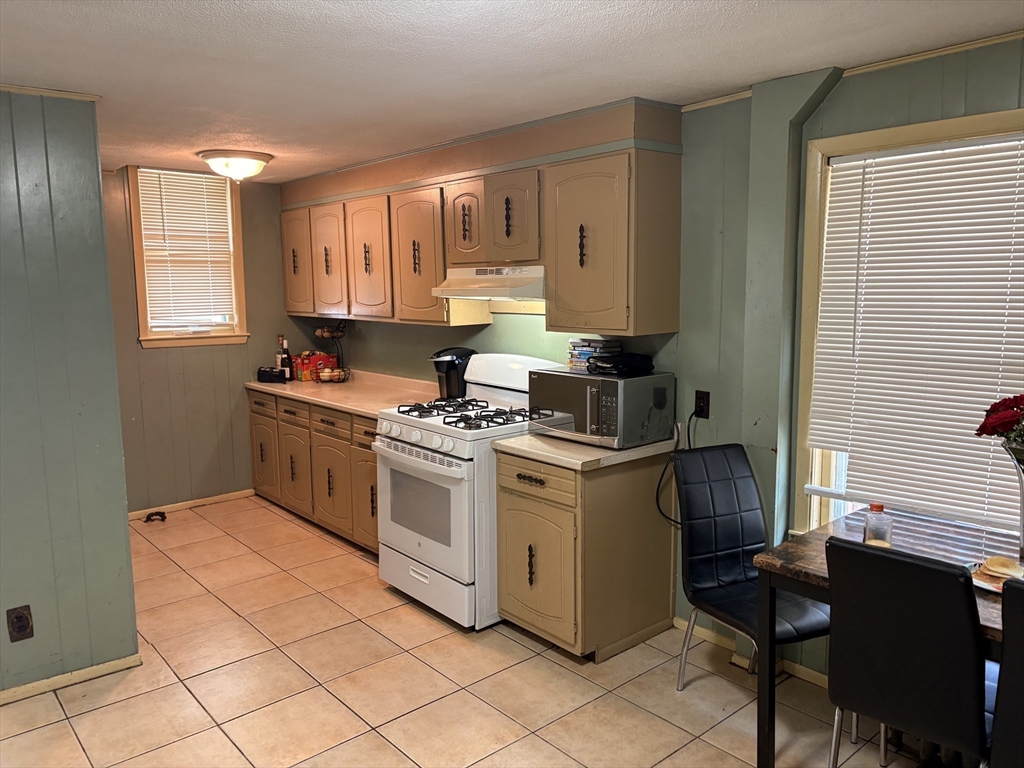 18 Wall Street, Everett, Massachusetts, 2 Bedrooms Bedrooms, 5 Rooms Rooms,1 BathroomBathrooms,Residential Lease,For Rent,Wall Street,73428844