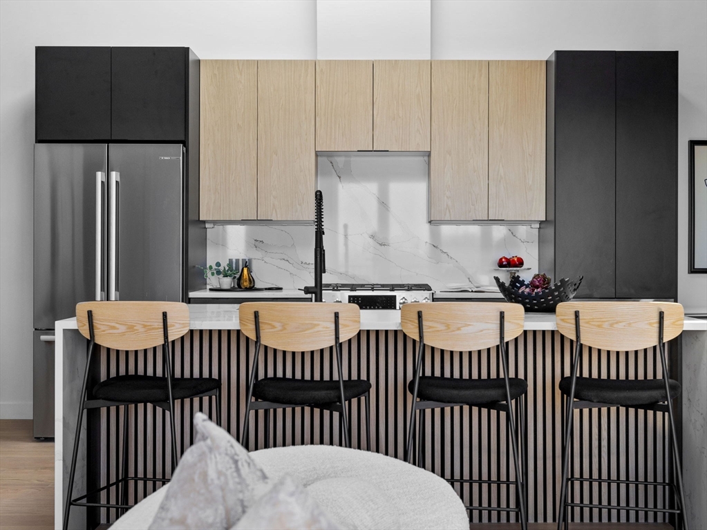 22 High Street, Boston, Massachusetts, 2 Bedrooms Bedrooms, 5 Rooms Rooms,2 BathroomsBathrooms,Residential,For Sale,High Street,73430287