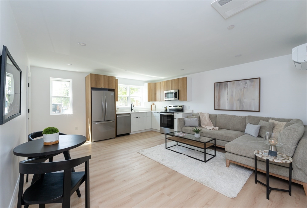 7 Kenoza, Haverhill, Massachusetts, 1 Bedroom Bedrooms, 3 Rooms Rooms,1 BathroomBathrooms,Residential Lease,For Rent,Kenoza,73430516