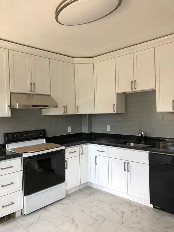 60 Fiske St, Waltham, Massachusetts, 4 Bedrooms Bedrooms, 7 Rooms Rooms,2 BathroomsBathrooms,Residential Lease,For Rent,Fiske St,73346022