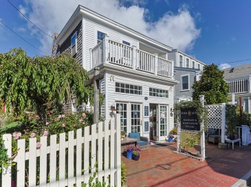140 Commercial St, Provincetown, Massachusetts, 2 Bedrooms Bedrooms, 6 Rooms Rooms,2.5 BathroomsBathrooms,Residential,For Sale,Commercial St,73332151