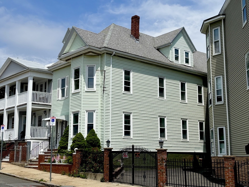 114 Byron Street, Boston, Massachusetts, 7 Bedrooms Bedrooms, 16 Rooms Rooms,4 BathroomsBathrooms,Residential Income,For Sale,Byron Street,73384673