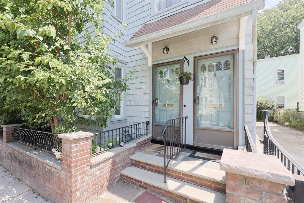 17-19 Wyatt St, Somerville, Massachusetts, 4 Bedrooms Bedrooms, 9 Rooms Rooms,2 BathroomsBathrooms,Residential Income,For Sale,Wyatt St,73410722